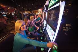 farfar slot ကာစီနို Roulette Live Table Dealer မြန်မာကစားသမားများ ကစားနေသောပုံ